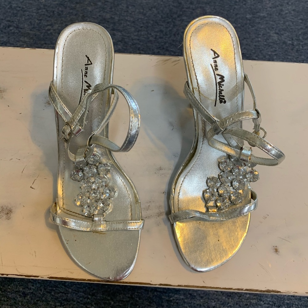 Silver heels size 6. Great condition
